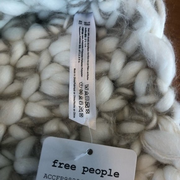 Free People Snow Castle Pom Pom Hat NWT - Picture 9 of 11